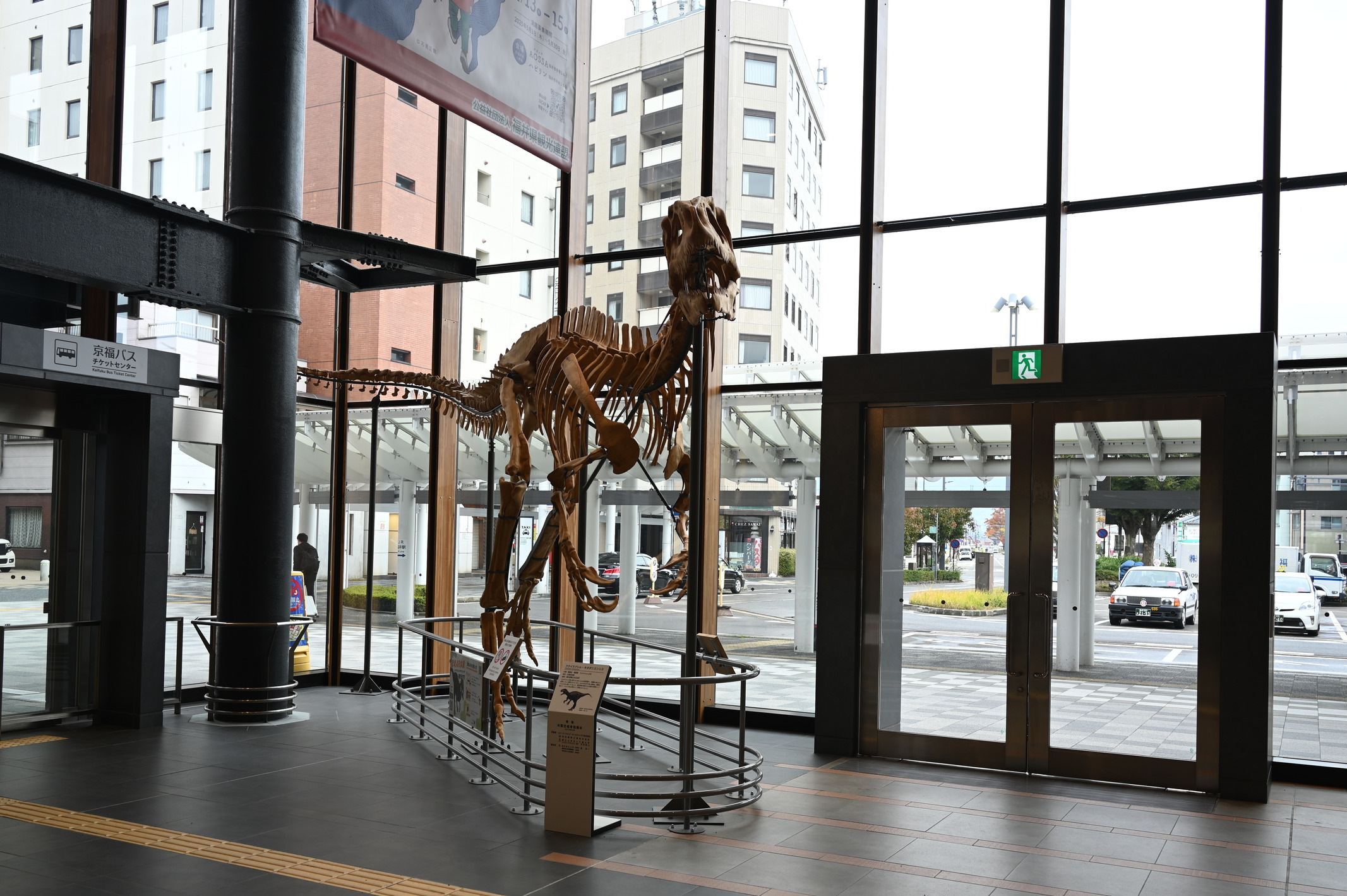 福井駅で出迎えてくれる恐竜（と，学会の垂れ幕）